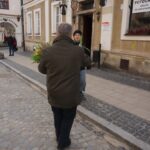 Sandomierz. Radny powiatowy PiS Krzysztof Szatan rozdawał kwiaty na Dzień Kobiet / Grażyna Szlęzak - Wójcik / Radio Kielce