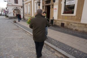 Sandomierz. Radny powiatowy PiS Krzysztof Szatan rozdawał kwiaty na Dzień Kobiet / Grażyna Szlęzak - Wójcik / Radio Kielce