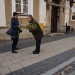 Sandomierz. Radny powiatowy PiS Krzysztof Szatan rozdawał kwiaty na Dzień Kobiet / Grażyna Szlęzak - Wójcik / Radio Kielce