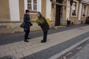 Sandomierz. Radny powiatowy PiS Krzysztof Szatan rozdawał kwiaty na Dzień Kobiet / Grażyna Szlęzak - Wójcik / Radio Kielce