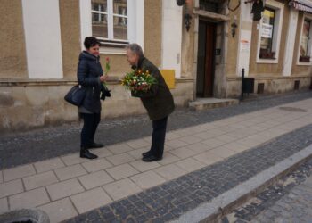 Sandomierz. Radny powiatowy PiS Krzysztof Szatan rozdawał kwiaty na Dzień Kobiet / Grażyna Szlęzak - Wójcik / Radio Kielce
