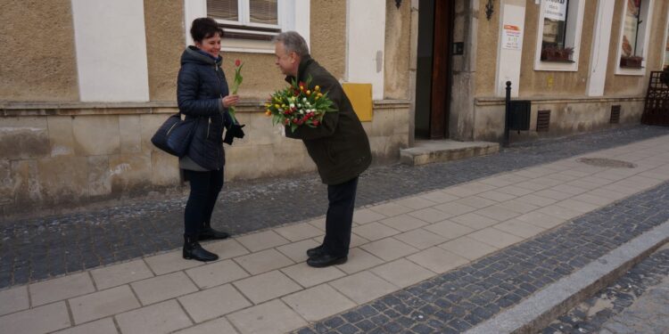 Sandomierz. Radny powiatowy PiS Krzysztof Szatan rozdawał kwiaty na Dzień Kobiet / Grażyna Szlęzak - Wójcik / Radio Kielce