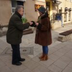 Sandomierz. Radny powiatowy PiS Krzysztof Szatan rozdawał kwiaty na Dzień Kobiet / Grażyna Szlęzak - Wójcik / Radio Kielce