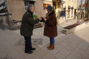 Sandomierz. Radny powiatowy PiS Krzysztof Szatan rozdawał kwiaty na Dzień Kobiet / Grażyna Szlęzak - Wójcik / Radio Kielce