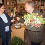 Sandomierz. Radny powiatowy PiS Krzysztof Szatan rozdawał kwiaty na Dzień Kobiet / Grażyna Szlęzak - Wójcik / Radio Kielce