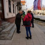 Sandomierz. Radny powiatowy PiS Krzysztof Szatan rozdawał kwiaty na Dzień Kobiet / Grażyna Szlęzak - Wójcik / Radio Kielce