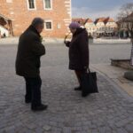 Sandomierz. Radny powiatowy PiS Krzysztof Szatan rozdawał kwiaty na Dzień Kobiet / Grażyna Szlęzak - Wójcik / Radio Kielce