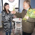 Sandomierz. Radny powiatowy PiS Krzysztof Szatan rozdawał kwiaty na Dzień Kobiet / Grażyna Szlęzak - Wójcik / Radio Kielce