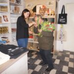 Sandomierz. Radny powiatowy PiS Krzysztof Szatan rozdawał kwiaty na Dzień Kobiet / Grażyna Szlęzak - Wójcik / Radio Kielce