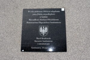 Odsłonięcie granitowej tablicy ku czci Marszałka Józefa Piłsudskiego / Grażyna Szlęzak-Wójcik / Radio Kielce