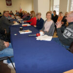 Sesja Rady Gminy Obrazów w trakcie której odbyła się dyskusja z mieszkańcami na temat budowy masztu telefonii komórkowej / Grażyna Szlęzak-Wójcik / Radio Kielce