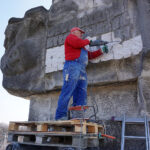 Kadzielnia. Z pomnika Bojownikom o Wyzwolenie Narodowe i Społeczne znikają totalitarne symbole / Wiktor Dziarmaga / Radio Kielce