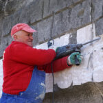 Kadzielnia. Z pomnika Bojownikom o Wyzwolenie Narodowe i Społeczne znikają totalitarne symbole / Wiktor Dziarmaga / Radio Kielce