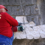 Kadzielnia. Z pomnika Bojownikom o Wyzwolenie Narodowe i Społeczne znikają totalitarne symbole / Wiktor Dziarmaga / Radio Kielce