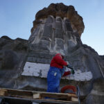 Kadzielnia. Z pomnika Bojownikom o Wyzwolenie Narodowe i Społeczne znikają totalitarne symbole / Wiktor Dziarmaga / Radio Kielce