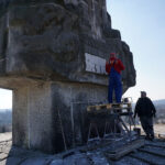 Kadzielnia. Z pomnika Bojownikom o Wyzwolenie Narodowe i Społeczne znikają totalitarne symbole / Wiktor Dziarmaga / Radio Kielce