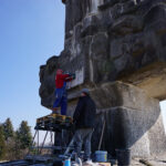 Kadzielnia. Z pomnika Bojownikom o Wyzwolenie Narodowe i Społeczne znikają totalitarne symbole / Wiktor Dziarmaga / Radio Kielce