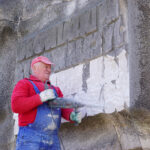 Kadzielnia. Z pomnika Bojownikom o Wyzwolenie Narodowe i Społeczne znikają totalitarne symbole / Wiktor Dziarmaga / Radio Kielce