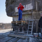 Kadzielnia. Z pomnika Bojownikom o Wyzwolenie Narodowe i Społeczne znikają totalitarne symbole / Wiktor Dziarmaga / Radio Kielce