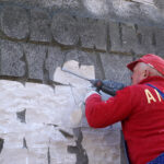 Kadzielnia. Z pomnika Bojownikom o Wyzwolenie Narodowe i Społeczne znikają totalitarne symbole / Wiktor Dziarmaga / Radio Kielce