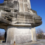 Kadzielnia. Z pomnika Bojownikom o Wyzwolenie Narodowe i Społeczne znikają totalitarne symbole / Wiktor Dziarmaga / Radio Kielce