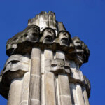 Kadzielnia. Z pomnika Bojownikom o Wyzwolenie Narodowe i Społeczne znikają totalitarne symbole / Wiktor Dziarmaga / Radio Kielce