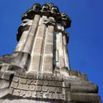 Kadzielnia. Z pomnika Bojownikom o Wyzwolenie Narodowe i Społeczne znikają totalitarne symbole / Wiktor Dziarmaga / Radio Kielce