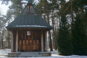 Kapliczka z 1936 roku, która znajduje się na terenie Centrum Przygotowań do Misji Zagranicznych na Bukówce / Marcin Różyc / Radio Kielce