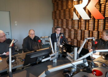 Punkty Widzenia. Od lewej: Wiesław Stanisławiak, metodyk wychowania fizycznego ze ŚCDN, Ryszard Mańko, dyrektor ZSP nr 1 w Kielcach, Tomasz Pleban, świętokrzyski wicekurator oświaty oraz prowadzący audycję Daniel Lenart / Kamil Król / Radio Kielce