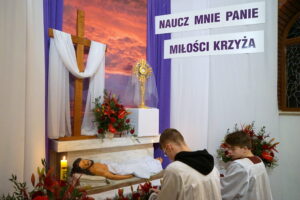 Grób Pański w kościele Przemienienia Pańskiego na Białogonie / Kamil Król / Radio Kielce