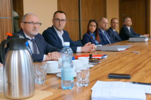 Podpisanie umów między Bankiem Gospodarstwa Krajowego, a pośrednikami finansowymi, którzy oferować będą pożyczki na rozwój małych i średnich firm w regionie / Marcin Różyc / Radio Kielce