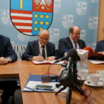 Podpisanie umów między Bankiem Gospodarstwa Krajowego, a pośrednikami finansowymi, którzy oferować będą pożyczki na rozwój małych i średnich firm w regionie / Marcin Różyc / Radio Kielce