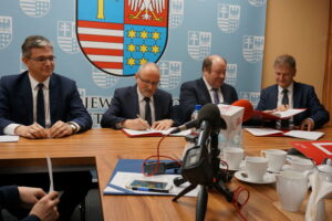 Podpisanie umów między Bankiem Gospodarstwa Krajowego, a pośrednikami finansowymi, którzy oferować będą pożyczki na rozwój małych i średnich firm w regionie / Marcin Różyc / Radio Kielce