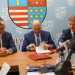 Podpisanie umów między Bankiem Gospodarstwa Krajowego, a pośrednikami finansowymi, którzy oferować będą pożyczki na rozwój małych i średnich firm w regionie / Marcin Różyc / Radio Kielce