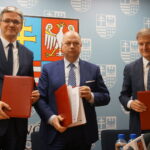 Podpisanie umów między Bankiem Gospodarstwa Krajowego, a pośrednikami finansowymi, którzy oferować będą pożyczki na rozwój małych i średnich firm w regionie / Marcin Różyc / Radio Kielce