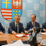 Podpisanie umów między Bankiem Gospodarstwa Krajowego, a pośrednikami finansowymi, którzy oferować będą pożyczki na rozwój małych i średnich firm w regionie / Marcin Różyc / Radio Kielce