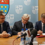 Podpisanie umów między Bankiem Gospodarstwa Krajowego, a pośrednikami finansowymi, którzy oferować będą pożyczki na rozwój małych i średnich firm w regionie / Marcin Różyc / Radio Kielce