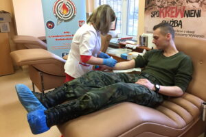 Akcja oddawania krwi przez żołnierzy z jednostki wojskowej w Sandomierzu / Grażyna Szlęzak - Wójcik / Radio Kielce