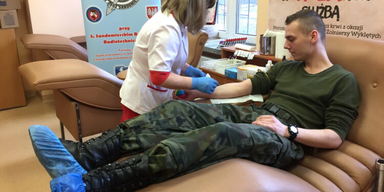 Akcja oddawania krwi przez żołnierzy z jednostki wojskowej w Sandomierzu / Grażyna Szlęzak - Wójcik / Radio Kielce