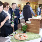 Forum Aktywnych Kobiet Ziemi Koneckiej w Świętokrzyskim Ośrodku Doradztwa Rolniczego w Modliszewicach - kiermasz naturalnych produktów żywnościowych / Krzysztof Bujnowicz / Radio Kielce