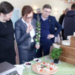 Forum Aktywnych Kobiet Ziemi Koneckiej w Świętokrzyskim Ośrodku Doradztwa Rolniczego w Modliszewicach - kiermasz naturalnych produktów żywnościowych / Krzysztof Bujnowicz / Radio Kielce