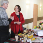 Forum Aktywnych Kobiet Ziemi Koneckiej w Świętokrzyskim Ośrodku Doradztwa Rolniczego w Modliszewicach - kiermasz naturalnych produktów żywnościowych / Krzysztof Bujnowicz / Radio Kielce