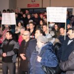 Protest mieszkańców Węchadłowa, którzy chcą, aby w tamtejszej szkole był prowadzony nabór do klas pierwszych / Krzysztof Bujnowicz / Radio Kielce