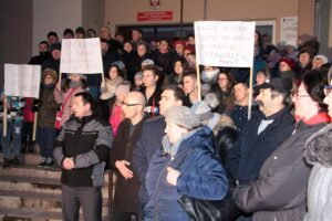 Protest mieszkańców Węchadłowa, którzy chcą, aby w tamtejszej szkole był prowadzony nabór do klas pierwszych / Krzysztof Bujnowicz / Radio Kielce