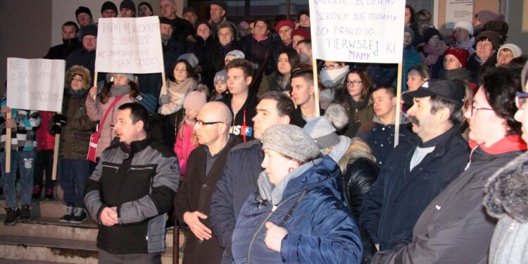 Protest mieszkańców Węchadłowa, którzy chcą, aby w tamtejszej szkole był prowadzony nabór do klas pierwszych / Krzysztof Bujnowicz / Radio Kielce