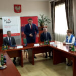 Podpisanie porozumienia między Izbą Administracji Skarbowej w Kielcach i Gminą Chmielnik w sprawie współpracy w zakresie zapewnienia wsparcia podatnika i płatnika z terenu Gminy Chmielnik i gmin ościennych. Na zdjęciu (od lewej): Katarzyna Jankowska - Naczelnik Pierwszego Urzędu Skarbowego w Kielcach, Sławomir Podkówka – Dyrektor Izby Administracji Skarbowej w Kielcach, Paweł Wójcik – Burmistrz Miasta i Gminy Chmielnik, Sławomir Wójcik – Przewodniczący Rady Miejskiej w Chmielniku, Maria Zuba – poseł PiS / Marcin Różyc / Radio Kielce