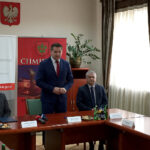 Podpisanie porozumienia między Izbą Administracji Skarbowej w Kielcach i Gminą Chmielnik w sprawie współpracy w zakresie zapewnienia wsparcia podatnika i płatnika z terenu Gminy Chmielnik i gmin ościennych / Marcin Różyc / Radio Kielce