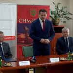 Podpisanie porozumienia między Izbą Administracji Skarbowej w Kielcach i Gminą Chmielnik w sprawie współpracy w zakresie zapewnienia wsparcia podatnika i płatnika z terenu Gminy Chmielnik i gmin ościennych / Marcin Różyc / Radio Kielce