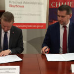 Podpisanie porozumienia między Izbą Administracji Skarbowej w Kielcach i Gminą Chmielnik w sprawie współpracy w zakresie zapewnienia wsparcia podatnika i płatnika z terenu Gminy Chmielnik i gmin ościennych. Na zdjęciu: Sławomir Podkówka - dyrektor Izby Administracji Skarbowej w Kielcach, Paweł Wójcik - burmistrz Chmielnika / Marcin Różyc / Radio Kielce