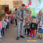 Piłkarze Korony Michal Gardawski i Radek Dejmek odwiedzili dzieci w Przedszkolu Samorządowym nr 25 w Kielcach / Rafał Szymczyk / Radio Kielce